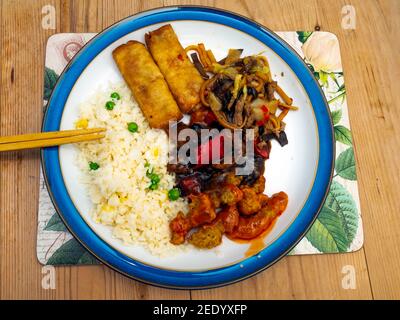 Chinesisches Essen von M&S Food Year of the Ox Box Rindfleisch in schwarzer Bohnensauce knuspriges Chili-Rindfleisch Shanghai Beef Nudeln Ei gebratenen Reis Gemüse Frühlingsrollen Stockfoto