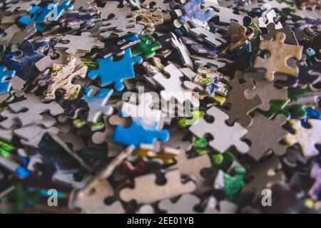 Puzzle. Stapel von Puzzle-Peices. Konzeptionelles Foto mit Fokus auf undone Puzzle Stockfoto