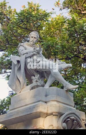 Statue des großen Autors Miguel de Cervantes (1547 - 1616) errichtet im neunzehnten Jahrhundert in Alt-Havanna, Kuba. Stockfoto