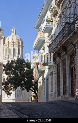 Blick auf eine Wohnstraße in der Altstadt von Havanna mit der markanten Kuppel des Museums der Revolution (ehemals Präsidentenpalast) am Ende Stockfoto