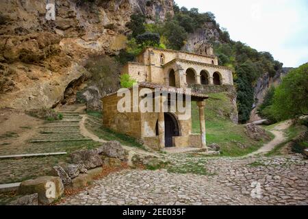 Hermitage von Santa María de la Hoz und Hermitage von Cristo de los Remedios in Tobera. Burgos, Spanien. Stockfoto