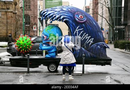 Obwohl der Karneval wegen Corona abgesagt wird, schickt der Floatbauer Jacques Tilly am Rosenmontag ein paar Themenwagen durch Düsseldorf. Stockfoto
