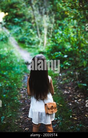 Nahaufnahme des Mädchens in weißem Kleid Stockfoto