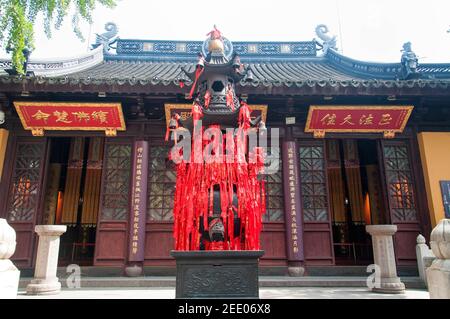 Suzhou, China. September 26, 2015. Ein mit Gebetsbändern bedeckter Weihrauchbrenner in einer buddhistischen Halle mit Gedichten, die im Hanshan-Tempel in Su ausgestellt sind Stockfoto