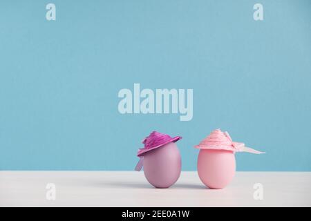 Positive Freundinnen. Glückliche Eier in Hüten. Osterfeiertagskonzept mit niedlichen lustigen Eiern. Verschiedene Emotionen und Gefühle Stockfoto