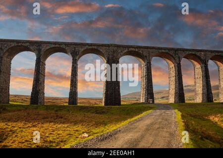 Das Ribblehead Viadukt bei Sonnenuntergang im Winter, Yorkshire Dales, England Stockfoto