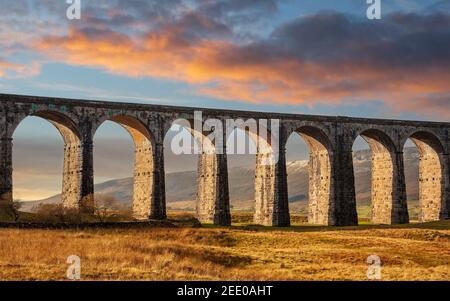 Das Ribblehead Viadukt bei Sonnenuntergang im Winter, Yorkshire Dales, England Stockfoto