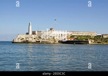 Blick über die Mündung des Hafens von Havanna auf den Leuchtturm der Burg Morro, Kuba. Stockfoto