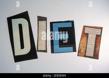 Das Wort "Diät " mit ausgeschnittenen Papier Buchstaben in das Lösegeld Note Effekt Typografie Stockfoto