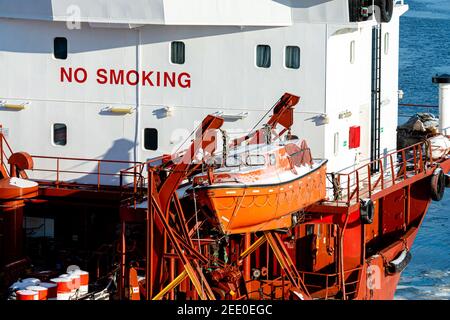 Frachtschiff Notfall Sicherheit Rettungsboot auf Deck Stockfoto
