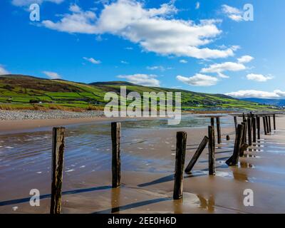 Der Sandstrand von Barmouth Bay oder Abermaw in Gwynedd an der Nordwestküste von Wales mit den Bergen von Snowdonia in der Ferne. Stockfoto