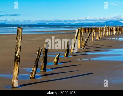 Der Sandstrand von Barmouth Bay oder Abermaw in Gwynedd an der Nordwestküste von Wales mit den Bergen von Snowdonia in der Ferne. Stockfoto