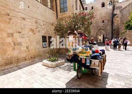 Jerusalem, Israel - 11. September 2011: Souvenirhändler mit Souvenirwagen in der Nähe der Abteikirche Dormition. Stockfoto