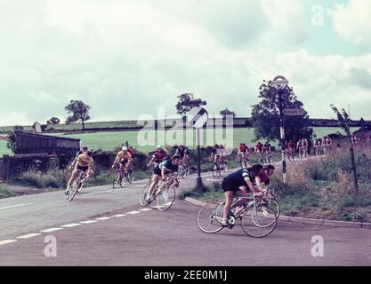 1975 Deepcar Sheffield South Yorkshire Radfahrer rund um eine scharfe Biegung - Amateur-Bike-Rennen aus Bolsterstone auf Cockshot Fahren Sie auf der Hollin Busk Lane Deepcar Sheffield in Richtung Stocksbridge South Yorkshire England GB Großbritannien Europa Stockfoto