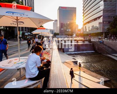 Seoul, Südkorea - 17. Juni 2017: Die Menschen ruhen in der Nähe des Cheonggyecheon-Baches in Seoul Stockfoto