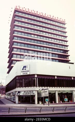 1975 Shefffield City Centre - Redvers House ist ein Bürogebäude an der Union Street im Zentrum der Stadt Sheffield. Allied Carpets ein Teppich- und Einrichtungsgeschäft war im Erdgeschoss. Es wurde 1971 erbaut, als das Gebäude viel kupfergetöntes Glas hatte, aber das Gebäude wurde 2005 renoviert, als das Äußere in einem hellgrauen und aquafarben Farbschema neu verkleidet wurde. Im Jahr 2014 Redvers Haus wurde in Unterkunft für Studenten umgewandelt. Die unteren drei Stockwerke sind jetzt ein Nisbetts Einzelhandelsgeschäft Sheffield South Yorkshire England GB UK Europa Stockfoto