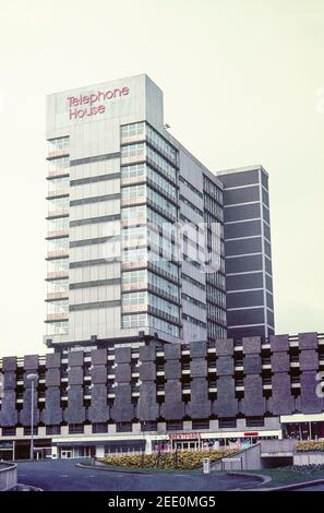 1975 Shefffield City Center Telephone House Building -Jetzt ist es Vita Student Sheffield (Telephone House vor 2014) ein Hochhaus an der Wellington Street, in der Nähe der Charter Row im Stadtzentrum von Sheffield. Als es 1972 fertiggestellt wurde, war es Sheffield's dritthöchstes Gebäude. 1972 fertiggestellt, wurde es bis 2012 von BT zur Verwaltung der Telefonnetze von Sheffield genutzt.im März 2014 wurde das leerstehende Telephone House vom Entwickler Vita Student erworben, um das Gebäude in 366 "High-Standard"-Wohnungen für Studenten der Universität umzuwandeln. Sheffield, South Yorkshire, England, GB, Großbritannien, Europa Stockfoto