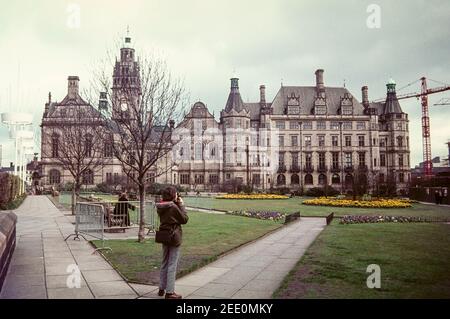 1975 Shefffield junger Mann fotografiert die Egg Box Konstruktion aus den Peace Gardens in Sheffield, England. Die Gärten gehen auf das gotische Rathaus von Sheffield. Die Gärten wurden 1938 nach dem Abriss der St. Paul's Church angelegt. Ursprünglich als St. Paul's Gardens bezeichnet, wurden sie als "Peace Gardens" bezeichnet, was die Unterzeichnung des Münchner Abkommens kennzeichnet. Im Jahr 1997 begannen die Arbeiten, um den ehemaligen St. Pauls Friedhof zu entfernen, Wasserspiele und ein zentraler Brunnen wurden eingeführt. The Peace Gardens Sheffield City Centre Sheffield South Yorkshire England GB Großbritannien Europa Stockfoto