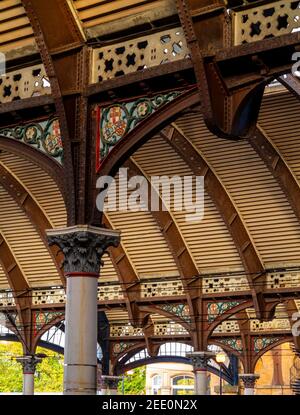 Geschwungenes Dach am Bahnhof York an der Ostküste Hauptlinie in der City of York England Großbritannien entworfen von Thomas Prosser und William Peachey 1877 Stockfoto