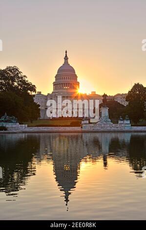 Der Sonnenaufgang im United States Capitol spiegelt sich im Pool, Washington D.C., USA Stockfoto