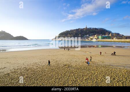 2020 02, San Sebastian - Spanien. Surfer und Rettungsschwimmer am Strand von La Concha im Winter. Stockfoto