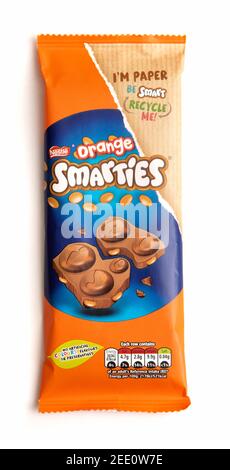 Nestle Smarties orange Tafel Schokolade, in einer Papier recyclingfähigen Verpackung Stockfoto