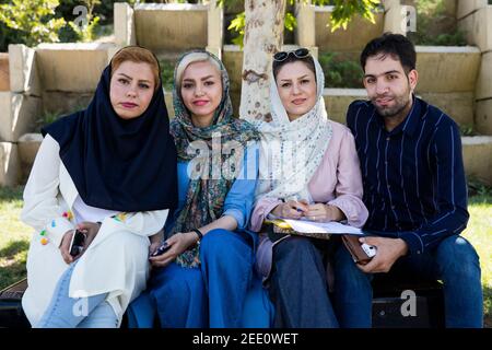Junge Iraner posieren in moderner islamischer Kleidung, Frauen tragen Kopftücher in der Stadt Teheran, Iran Stockfoto