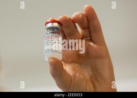 Rom, Italien. Februar 2021, 15th. Eine Krankenschwester zeigt die Flasche des Covid-19-Impfstoffs am 15. Februar 2021 im Auditorium „Ennio Morricone“ in Rom, Italien. (Foto: Matteo Nardone/Pacific Press/Sipa USA) Quelle: SIPA USA/Alamy Live News Stockfoto