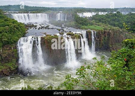 Iguazú Wasserfälle / Iguaçu Wasserfälle, Wasserfälle des Flusses Iguazu an der Grenze der argentinischen Provinz Misiones und des brasilianischen Staates Paraná Stockfoto