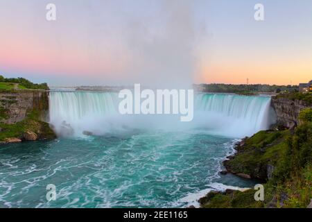 Canadian Horseshoe Niagara Falls bei Sonnenuntergang, Ontario, Kanada Stockfoto