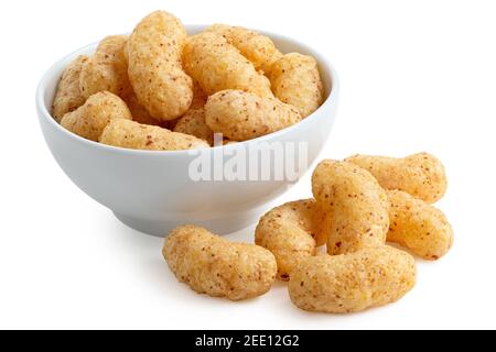 Erdnussflips in einer weißen Keramikschale neben einigen Erdnussflips isoliert auf weiß. Stockfoto