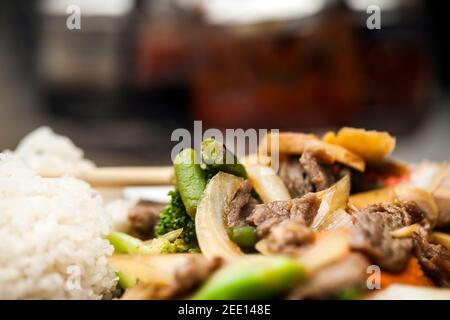 Leckeres Kuhfleisch und Reis auf einem Teller Stockfoto