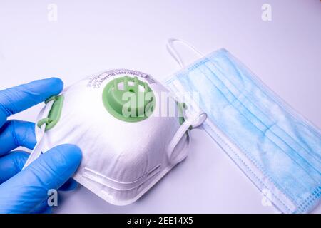 Medizinische Flasche, Vials, Spritzen und Gesichtsmaske auf blauem Hintergrund mit Kopierraum. Impfungen und Verbesserung der Immunität. Stockfoto