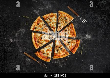 Flach Lay Pizzascheiben mit leckeren Zutaten wie Pilz, Käse und Oliven. Stockfoto