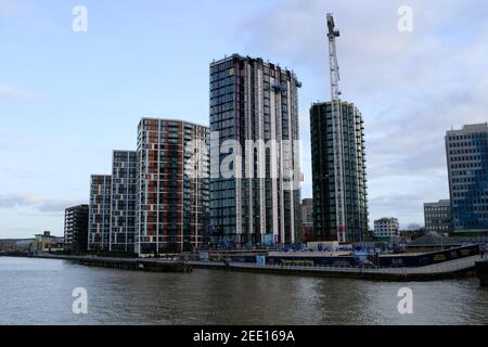 LONDON - 15th. FEBRUAR 2021: Royal Woolwich Arsenal Apartments von der Fähre auf der Themse. Stockfoto