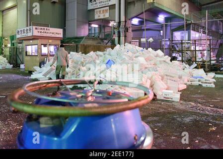 Tokio, Japan - 22 2016. Januar: Arbeiter sortieren auf dem Tsukiji-Fischgroßmarkt in Tokio durch einen Berg aus weißen Styropor-Plastikkisten Stockfoto