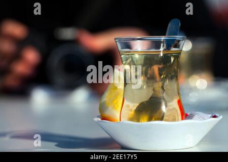 Lindentee mit Stück Zitrone in einer Tasse Stockfoto