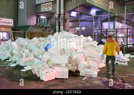 Tokio, Japan - 22 2016. Januar: Arbeiter sortieren auf dem Tsukiji-Fischgroßmarkt in Tokio durch einen Berg aus weißen Styropor-Plastikkisten Stockfoto