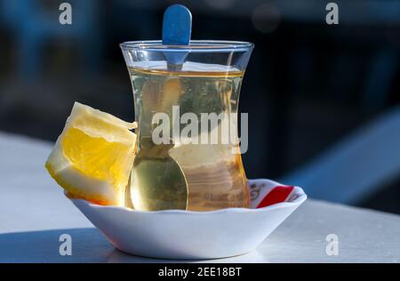 Lindentee mit Stück Zitrone in einer Tasse Stockfoto