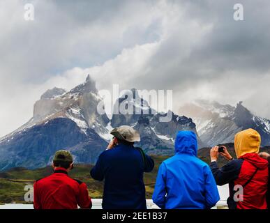 Touristen bewundern Bergkette mit Blick auf lago pehoe, Torres Del Paine, Nationalpark, Chile, Patagonien, Südamerika Stockfoto