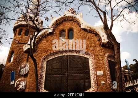 Eingangsgebäude des berühmten Parks, entworfen vom katalanischen Architekten Antonio Gaudi, Park Guell, Barcelona, Katalonien, Spanien Stockfoto