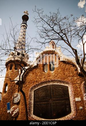 Eingangsgebäude des berühmten Parks, entworfen vom katalanischen Architekten Antonio Gaudi, Park Guell, Barcelona, Katalonien, Spanien Stockfoto