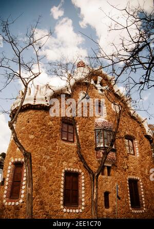 Eingangsgebäude des berühmten Parks, entworfen vom katalanischen Architekten Antonio Gaudi, Park Guell, Barcelona, Katalonien, Spanien Stockfoto