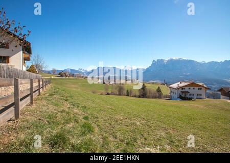 Kirche in Ritten Bozen Alpen Italien, sonniger Tag. Stockfoto
