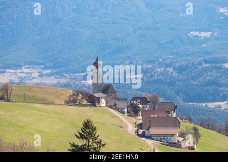 Kirche in Ritten Bozen Alpen Italien, sonniger Tag. Stockfoto