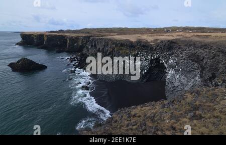 Schöne Seeslandschaft von Arnarstapi auf der Halbinsel Sneafellsnes. Stockfoto