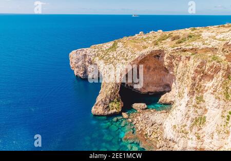 Blaue Grotte in Malta. Boot mit Touristen. Natural Arch Fenster in Rock. Stockfoto