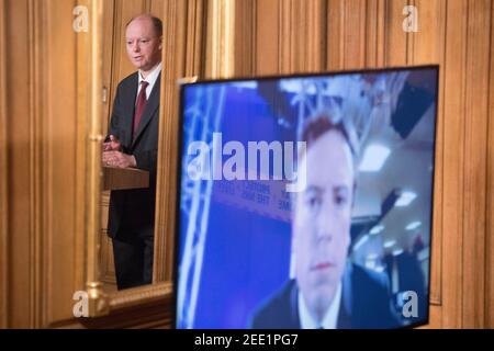 Chief Medical Officer Chris Whitty (links) reagierte auf Sam Coates von Sky News während einer Medienbesprechung in Downing Street, London, über das Coronavirus (Covid-19). Bilddatum: Montag, 15. Februar 2021. Stockfoto