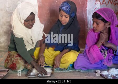 Rajasthan. Indien. 05-02-2018.drei indische Mädchen essen in der Schule zu Mittag. Stockfoto