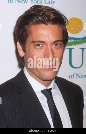 David Muir, der Anker von ABC's 'World News Tonight', nimmt am 10th 5. Mai 2011 an dem jährlichen 'Women Who Care' Lunch Teil, das der Vereinigten Zerebralparese von NYC in der Cipriani 42nd Street in New York City zugute kommt. Foto: Henry McGee/MediaPunch Stockfoto